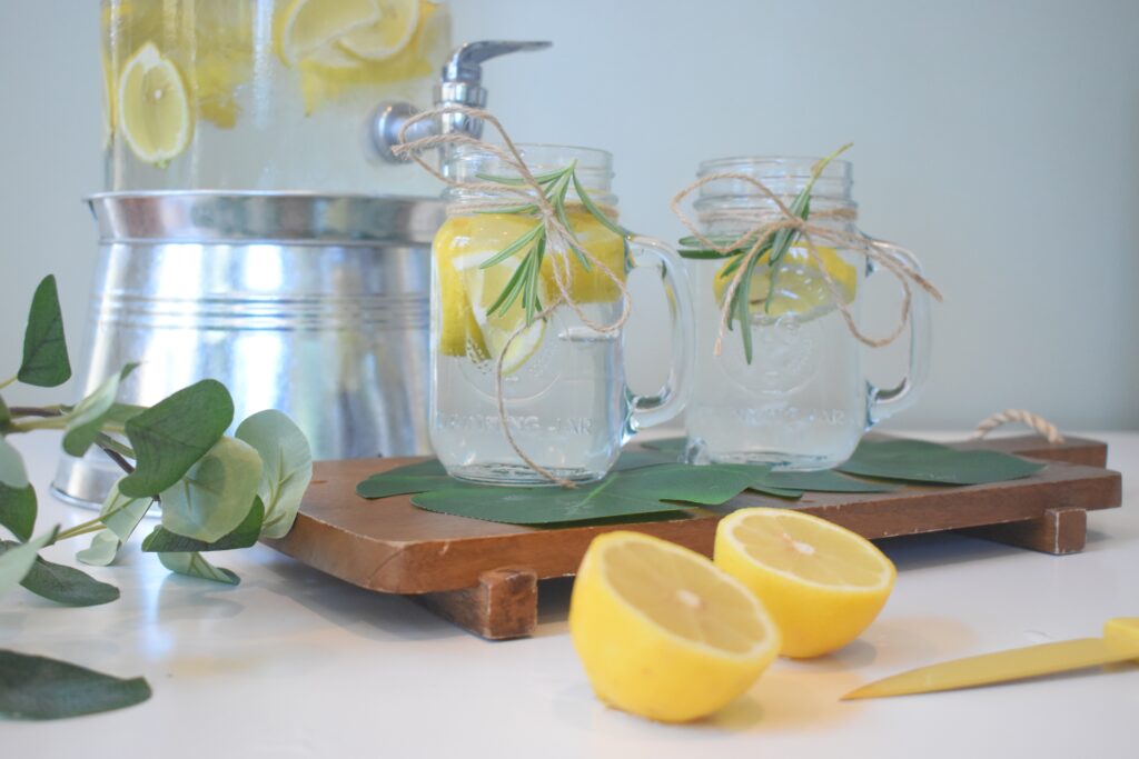 Vlažná voda s citronem: 9 dobrých důvodů, proč s ní začít den